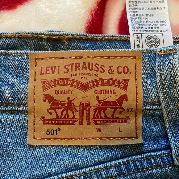 Levi 501 jean shorts - Picture 3 of 4